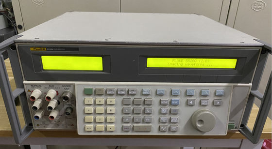 kopen Fluke 5520A Multi Product Calibrator met 600 MHz Amplitude Signalen RS-232 Interface en in gebruikte staat online vervaardiging