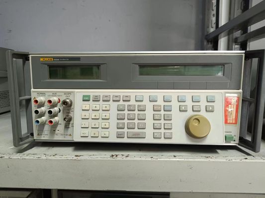 kopen Gerecyclede Fluke 5520A Multi-Product Calibrator met 600 MHz Amplitudesignalen en RS-232 Interface in Gebruikte Staat online vervaardiging