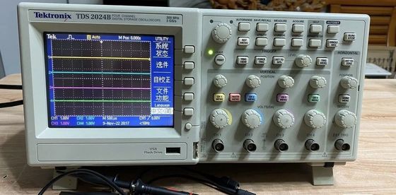 Gebruikte 4CH 2GSs 200MHz de Kleurendso Goede Voorwaarde Met meerdere kanalen van Tektronix TDS2024B