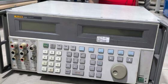 Fluke 5520A Multifunctionele kalibrator 20A Stroomuitgang met drukmeting 600 MHz Scope kalibratie